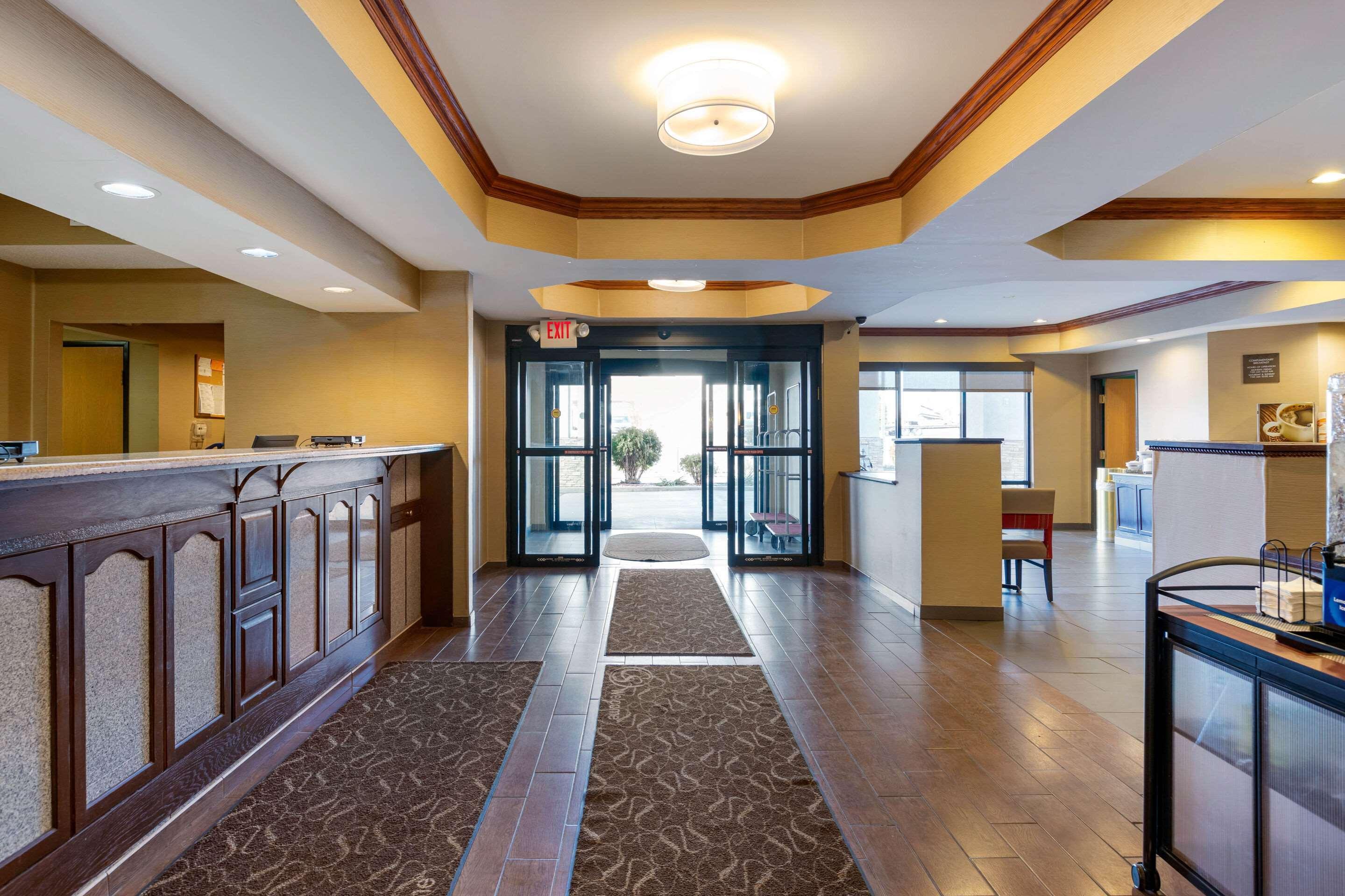 Comfort Suites South Haven Near I-96 Eksteriør bilde