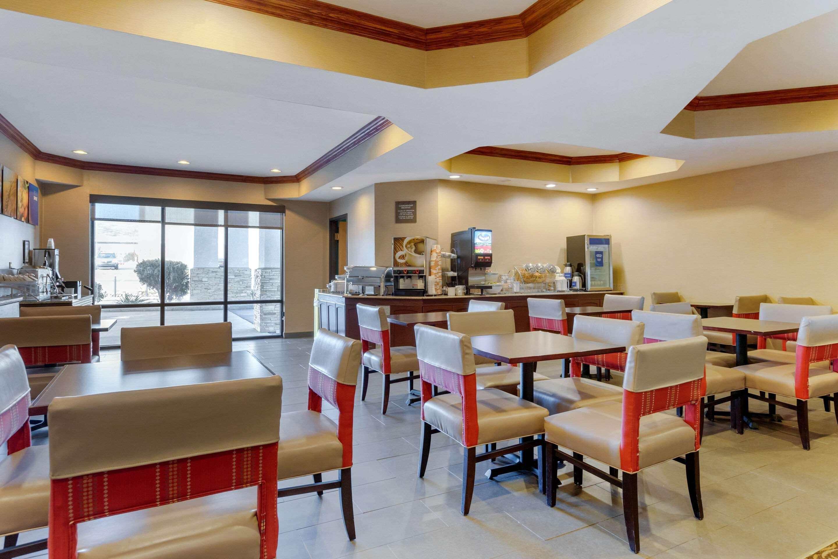 Comfort Suites South Haven Near I-96 Eksteriør bilde